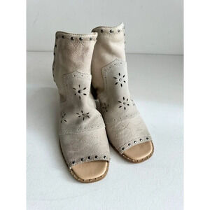 Sbicca Vintage Collection Suede Leather Light Beige  Studded Slides 10